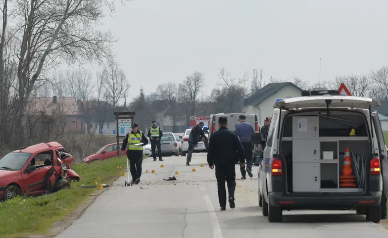 Slavonski Brod: u prometnoj nesreći osobnog i kombi vozila smrtno stradao muškarac