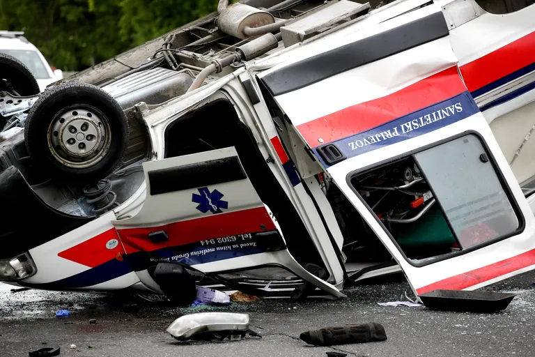 Zagreb: Vozilo sanitetskog prijevoza u prometnoj nesreći prevrnulo se na krov