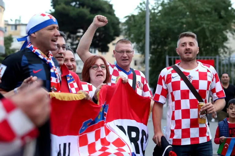 Navijačii ispred Backell Arene uoči ogleda Azerbajdžana i Hrvatske