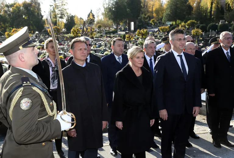 Državni vrh položio vijence i zapalio svijeće na groblju Mirogoj