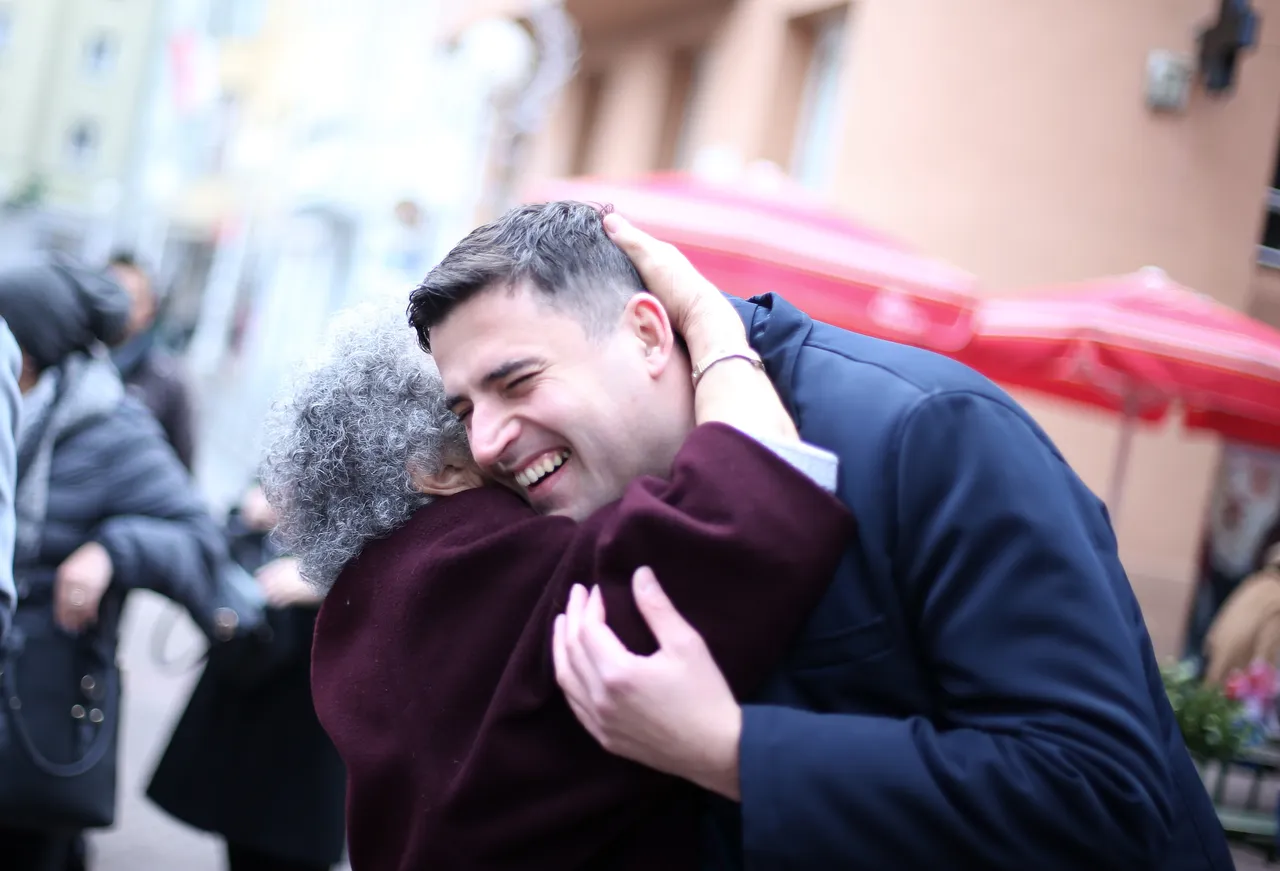 Gospođa oduševljena Davorom Bernardićem nije odoljela te ga zagrlila