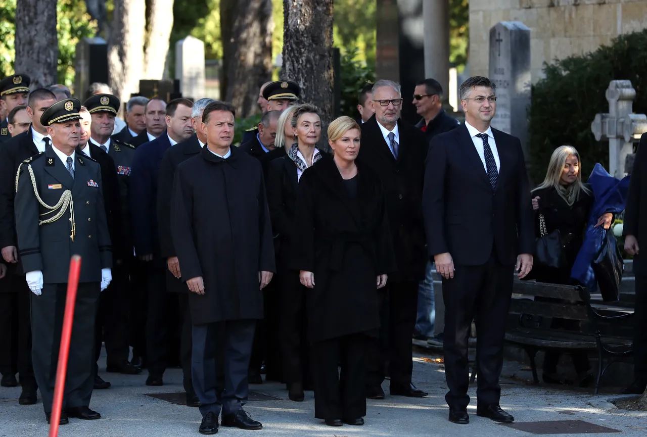 Državni vrh položio vijence i zapalio svijeće na groblju Mirogoj