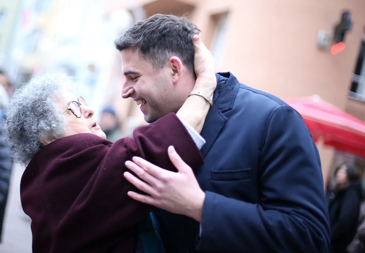 Gospođa oduševljena Davorom Bernardićem nije odoljela te ga zagrlila