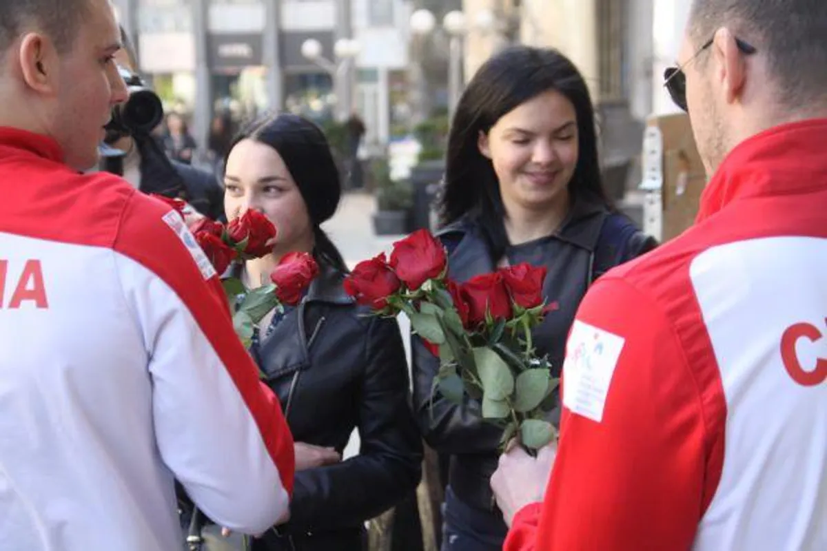 Međunarodni Dan žena - hrvatski reprezentativci darivali Zagrepčanke ružama