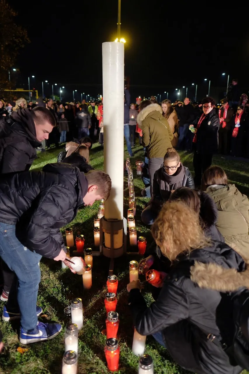 Zagreb: Duž Vukovarske upaljene svijeće povodom obljetnice pada grada heroja