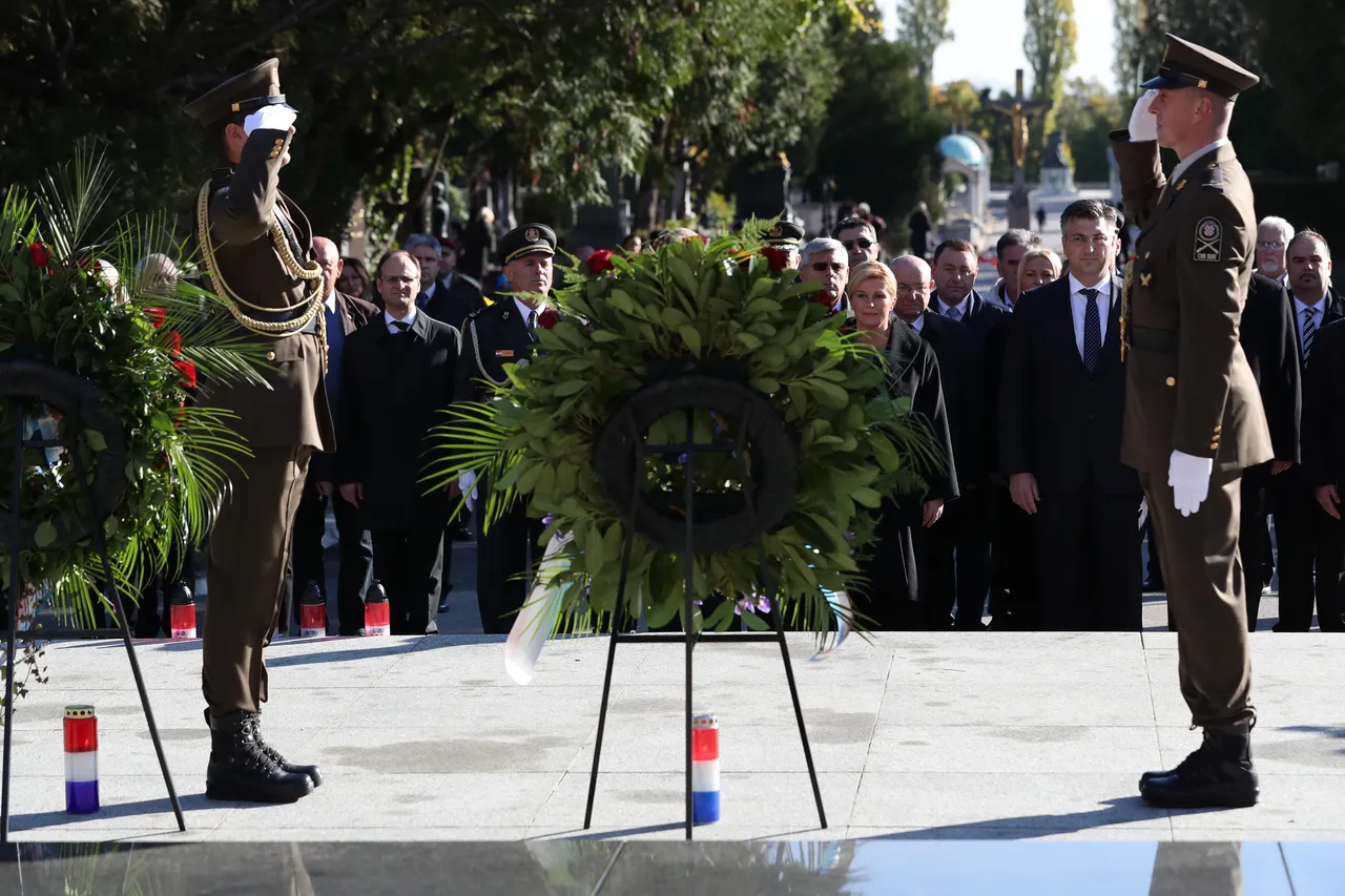 Državni vrh položio vijence i zapalio svijeće na groblju Mirogoj
