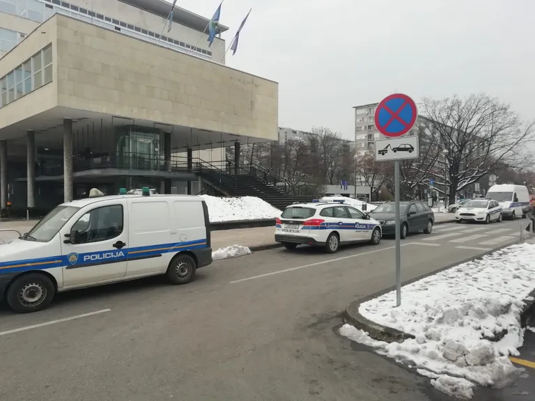 Policija ispred zagrebačkog poglavarstva