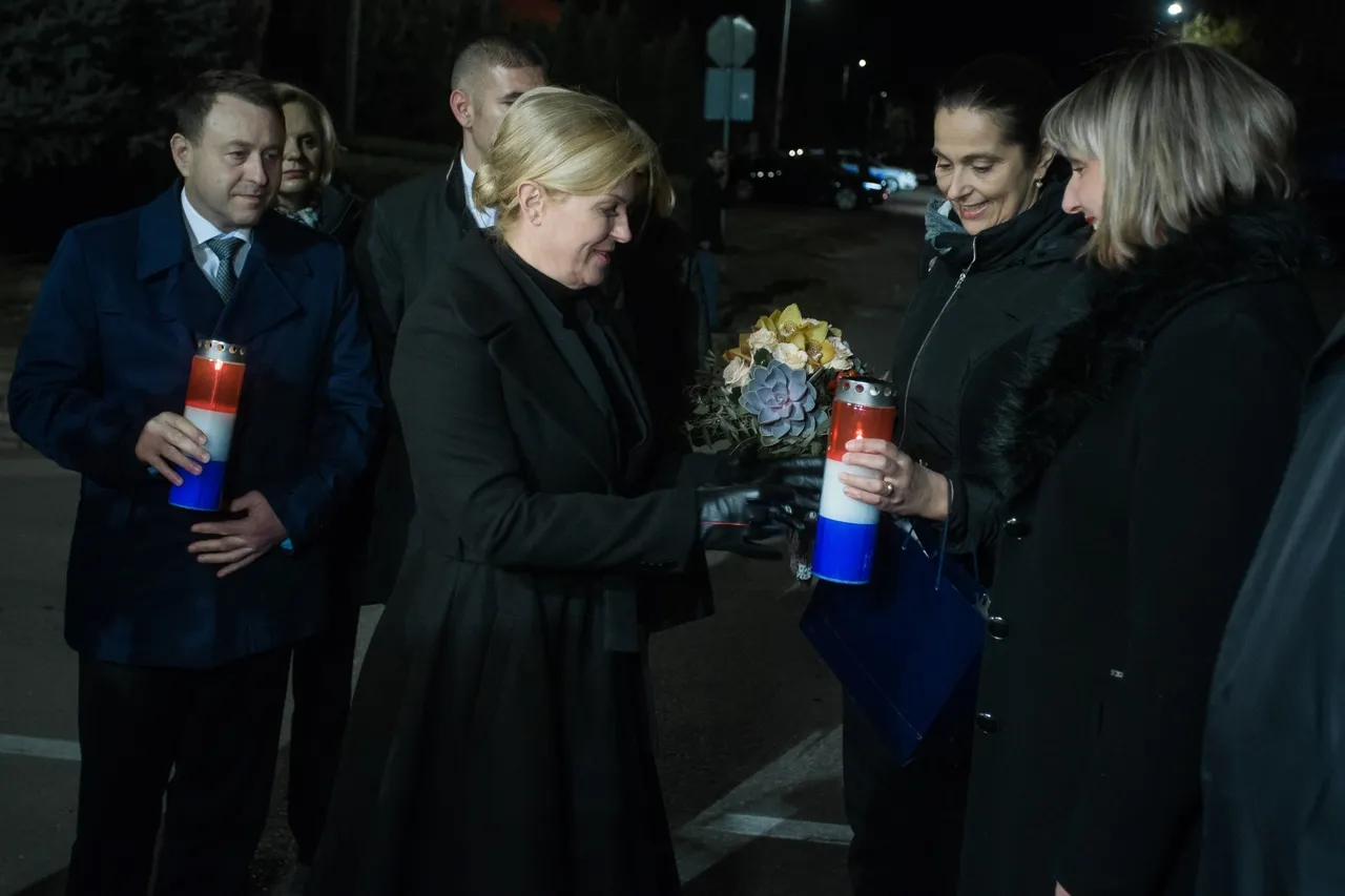Predsjednica Grbar-Kitarović u Lovasu s mještanima upalila svijeće za Vukovar