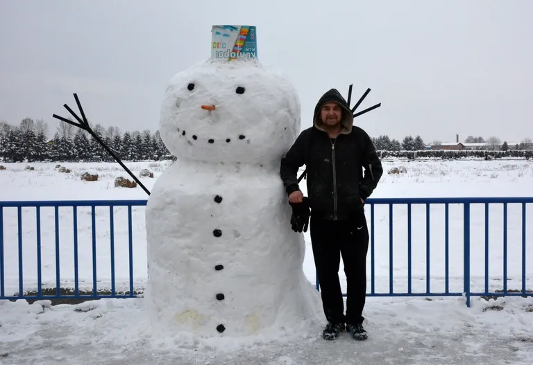 Brođanin iznenadio građane divnom gestom: Izradio gigantskog snjegovića od 2 metra za dječje osmijehe