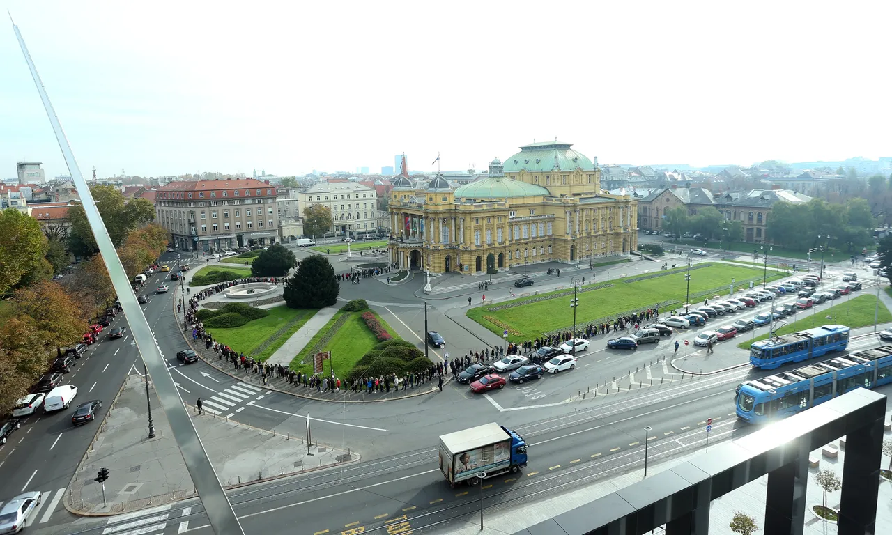 Zagreb: ispred HNK nezapamćena gužva, u prodaju puštene ulaznice za predstavu Orašar