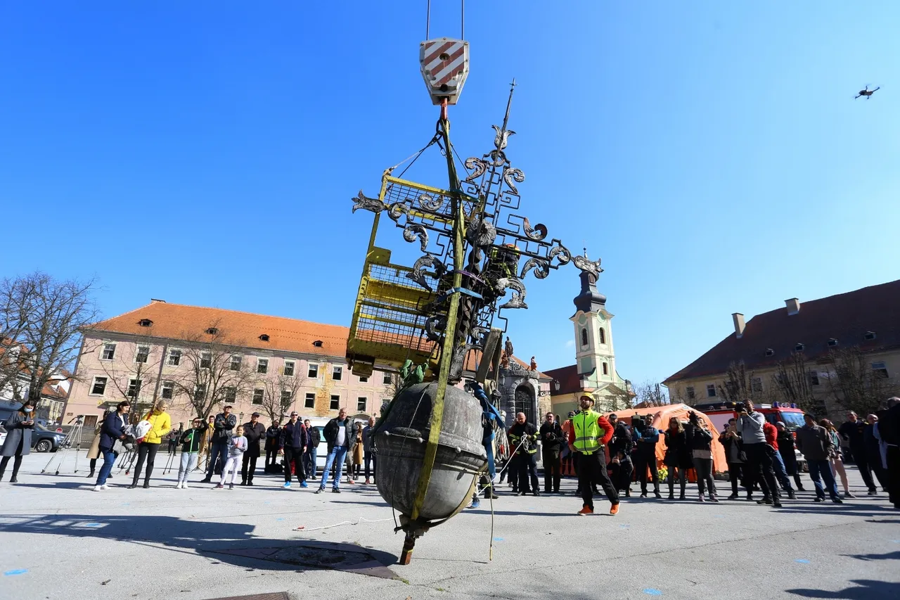 Uklonjeni križ i jabuka sa zvonika crkve Presvetog Trojstva u Karlovcu