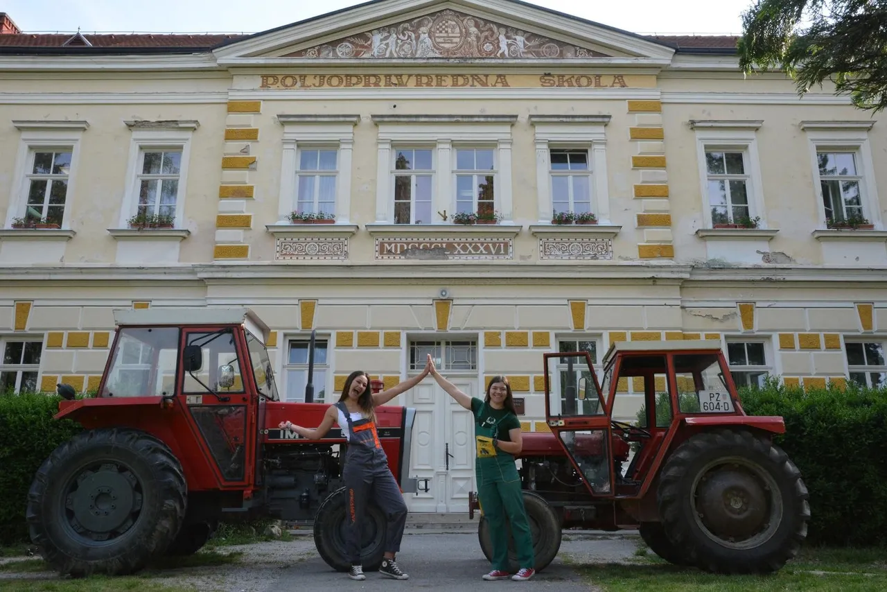 Maturantice Poljoprivredno​-prehrambene​ škol​e u Požegi traktorima dolaze u školu