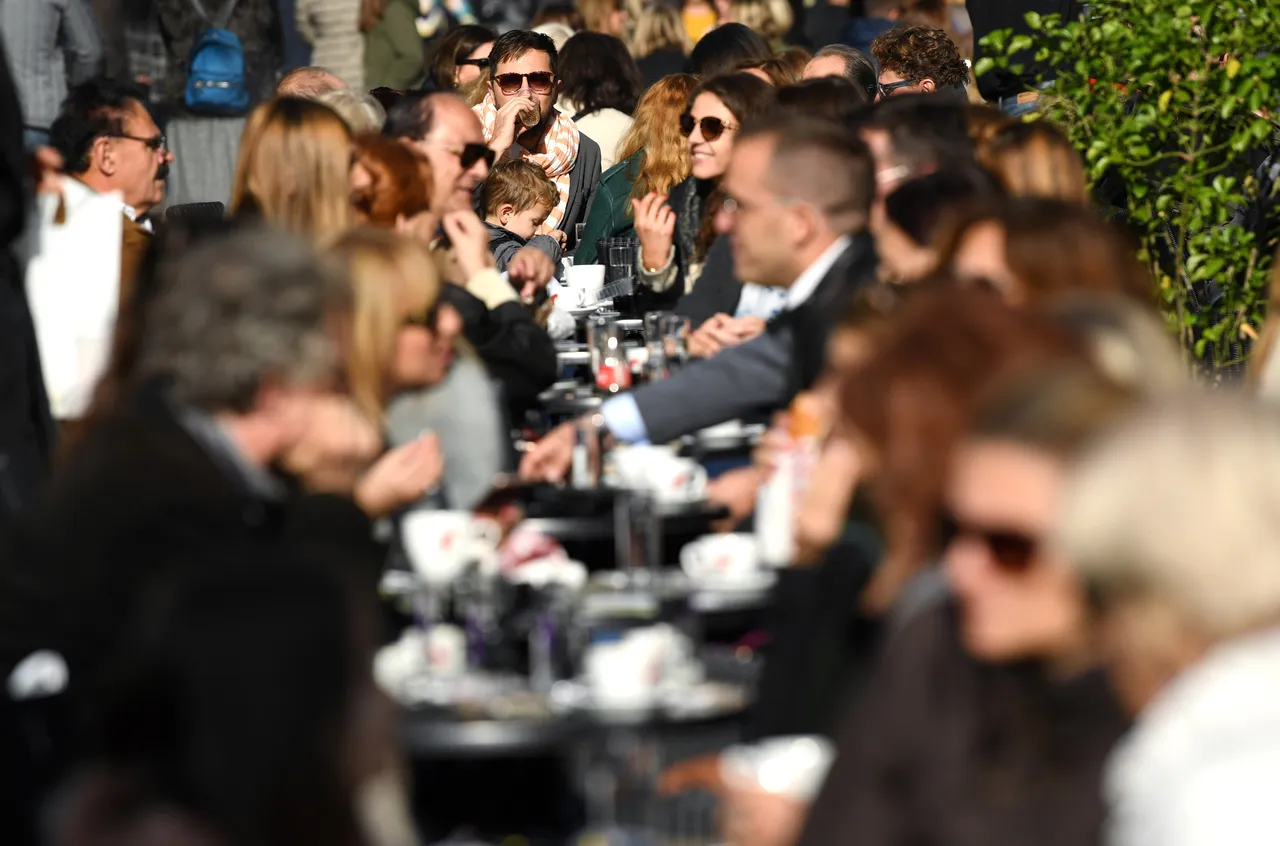 Lijepo vrijeme u Zagrebu izmamilo građane na uživanje u suncu s terasa kafića