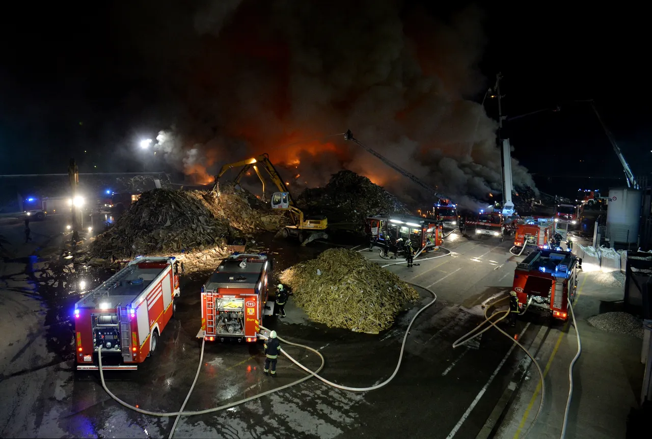 Zagreb: 120 vatrogasaca bori se s požarom C.I.O.S.-a