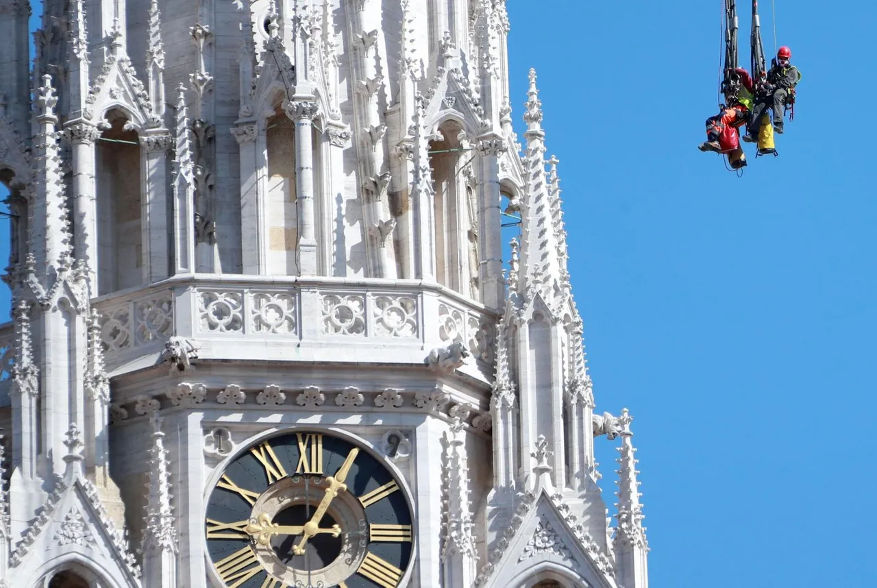 Zagreb: Radnici vise s krana pored oštećenog tornja katedrale
