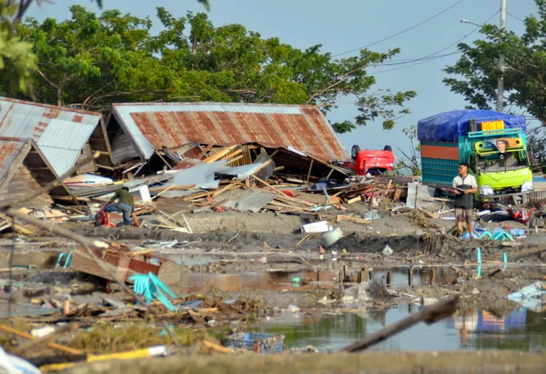 Razorni potres i tsunami u Indoneziji odnijeli stotine života