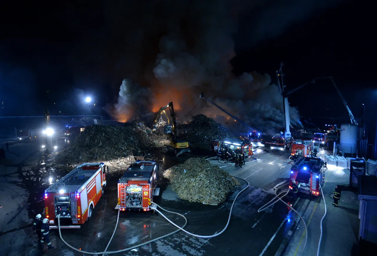 Zagreb: 120 vatrogasaca bori se s požarom C.I.O.S.-a