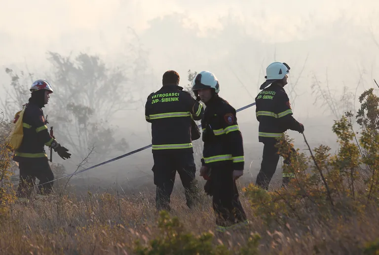 Borba u Šibeniku: Vatrogasci gase požar koji je izbio na nepristupačnom terenu na Benkovačkoj cesti