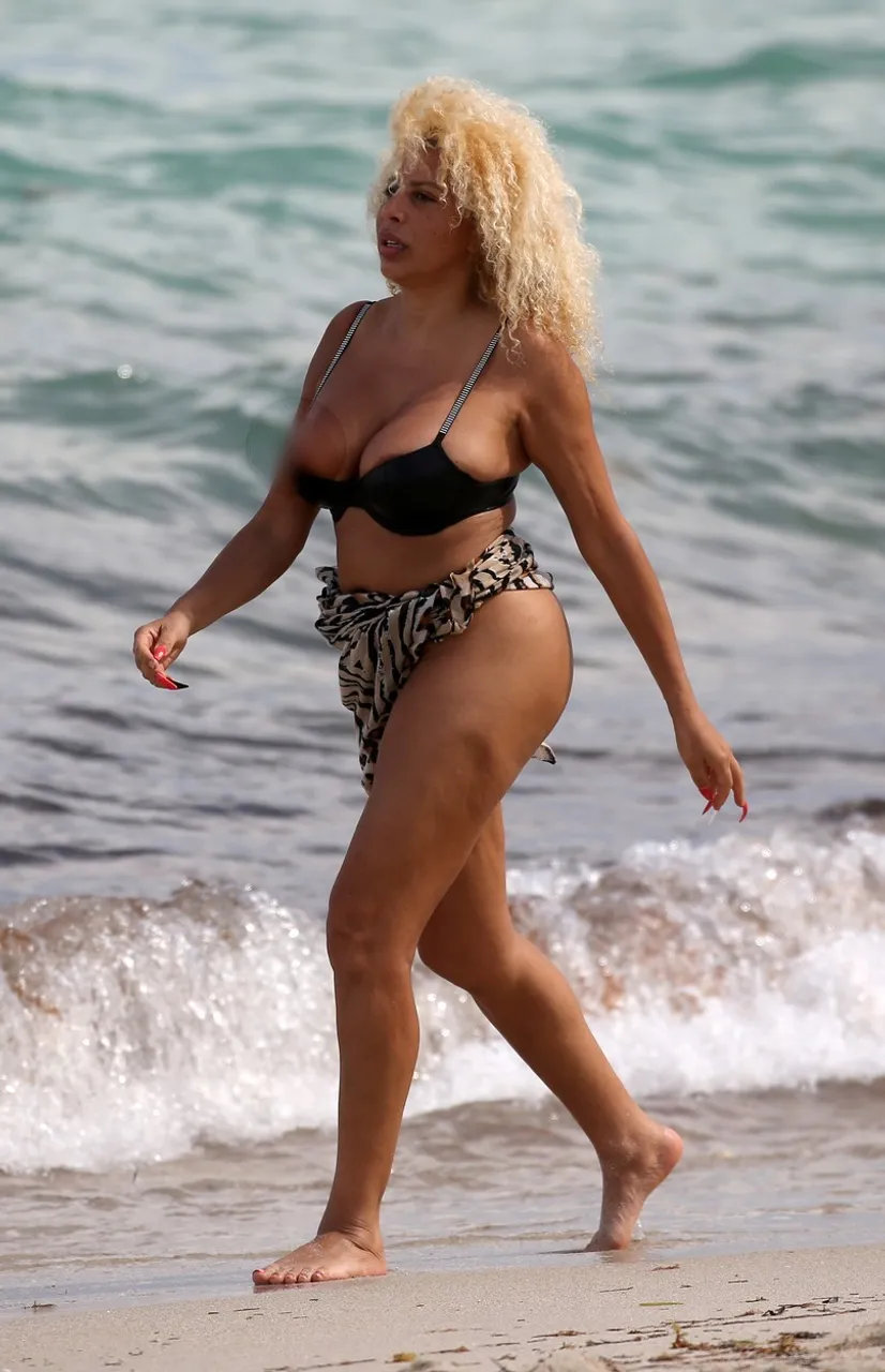 Afida Turner na sebe nabacila premali tanga bikini: Gornji dio nije izdržao  nalet bujnih grudi pa... - Net.hr