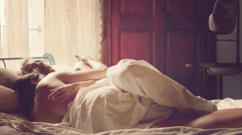 Gif goli u krevetu Erotske scene