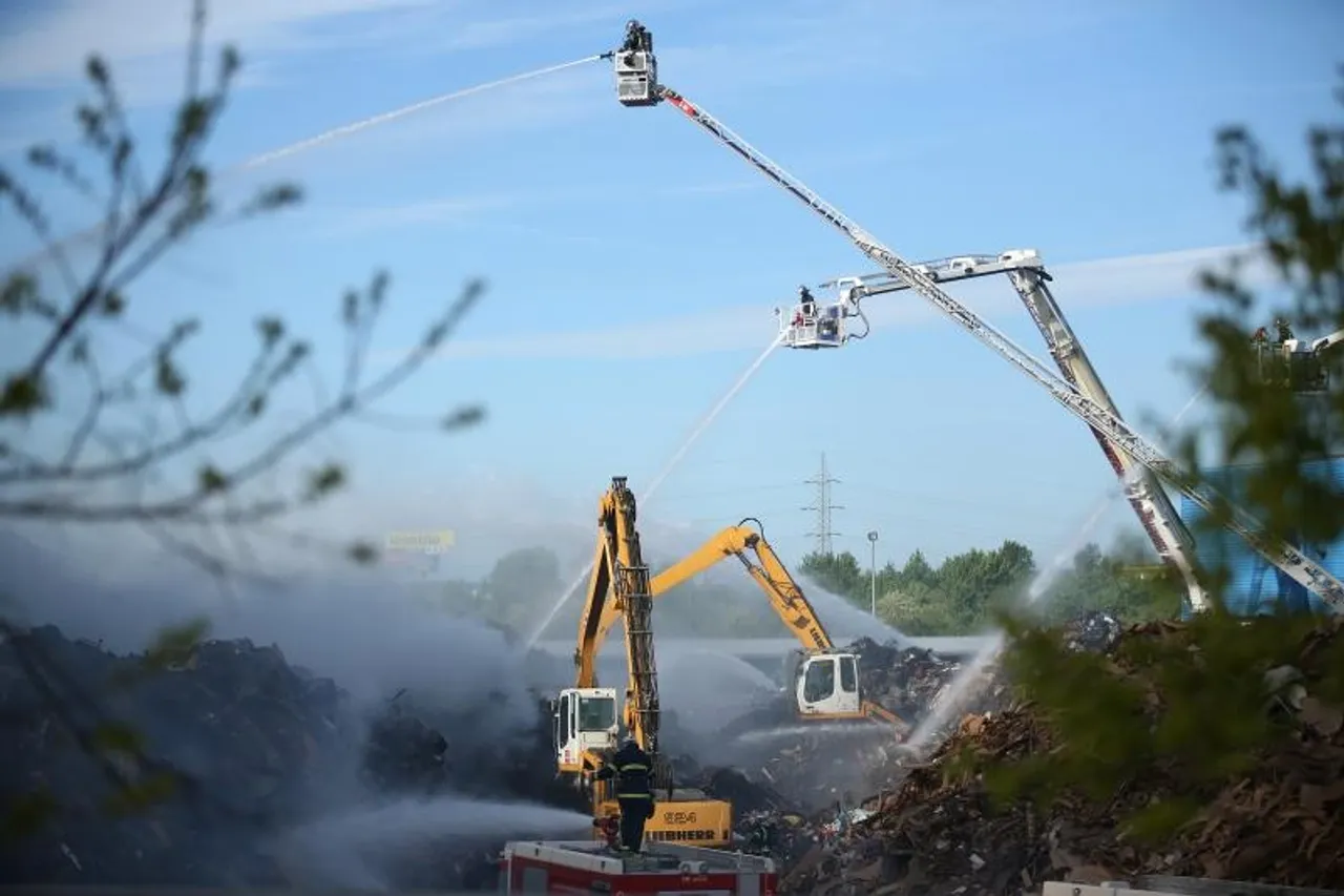 Vatrogasci u C.I.O.S.-u rahle požarište i zalijevaju opožareni materijal