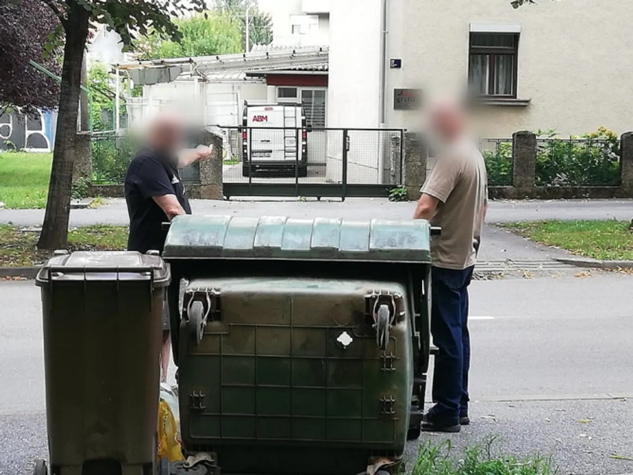 TUŽNA HRVATSKA REALNOST: Bakica kopala po smeću u centru Zagreba kako bi unucima poklonila igračke