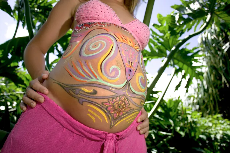 Oslikan trudnički trbuh