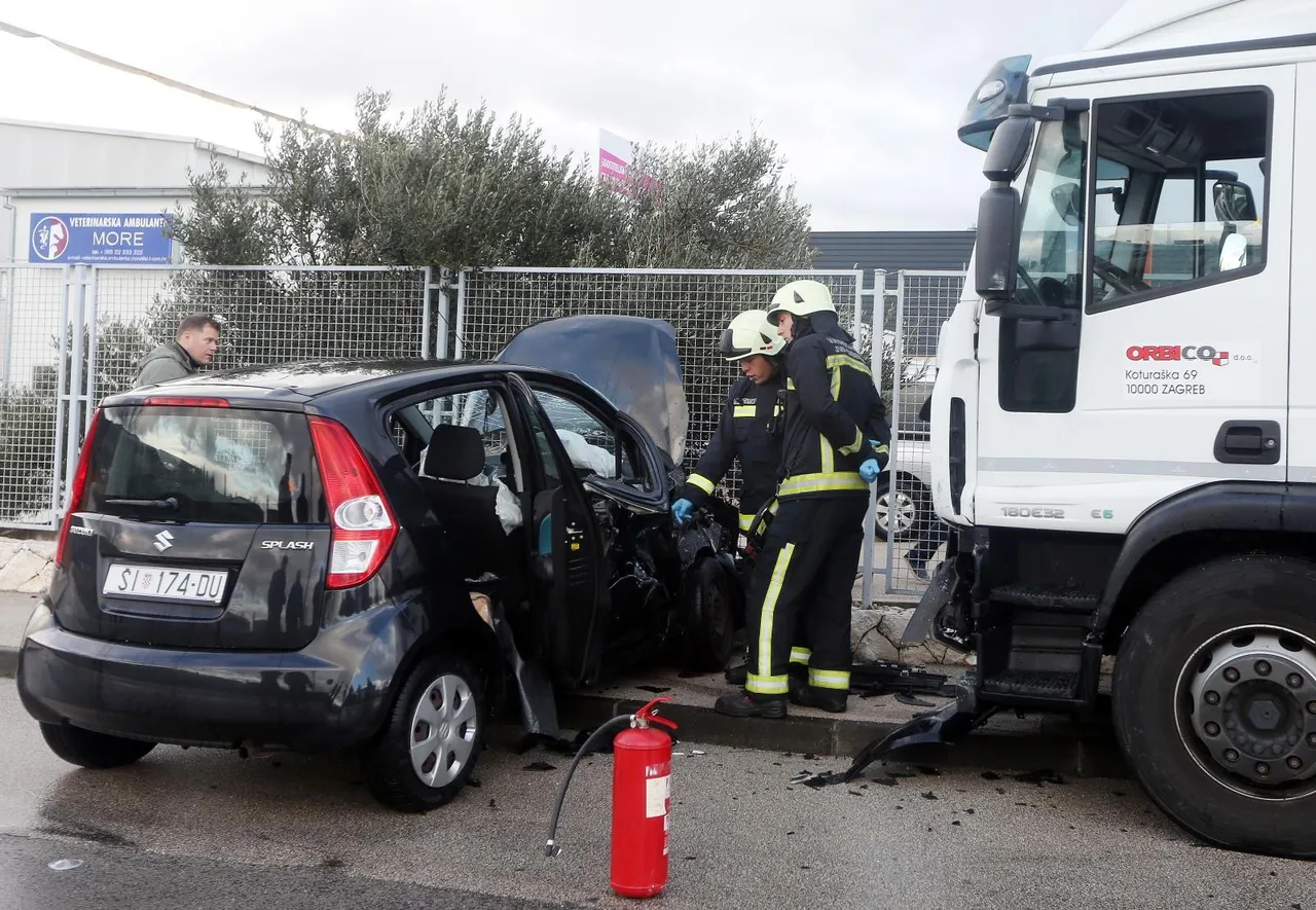 Šibenik: U sudaru osobnog automobila i kamiona dvije su osobe ozlijeđene