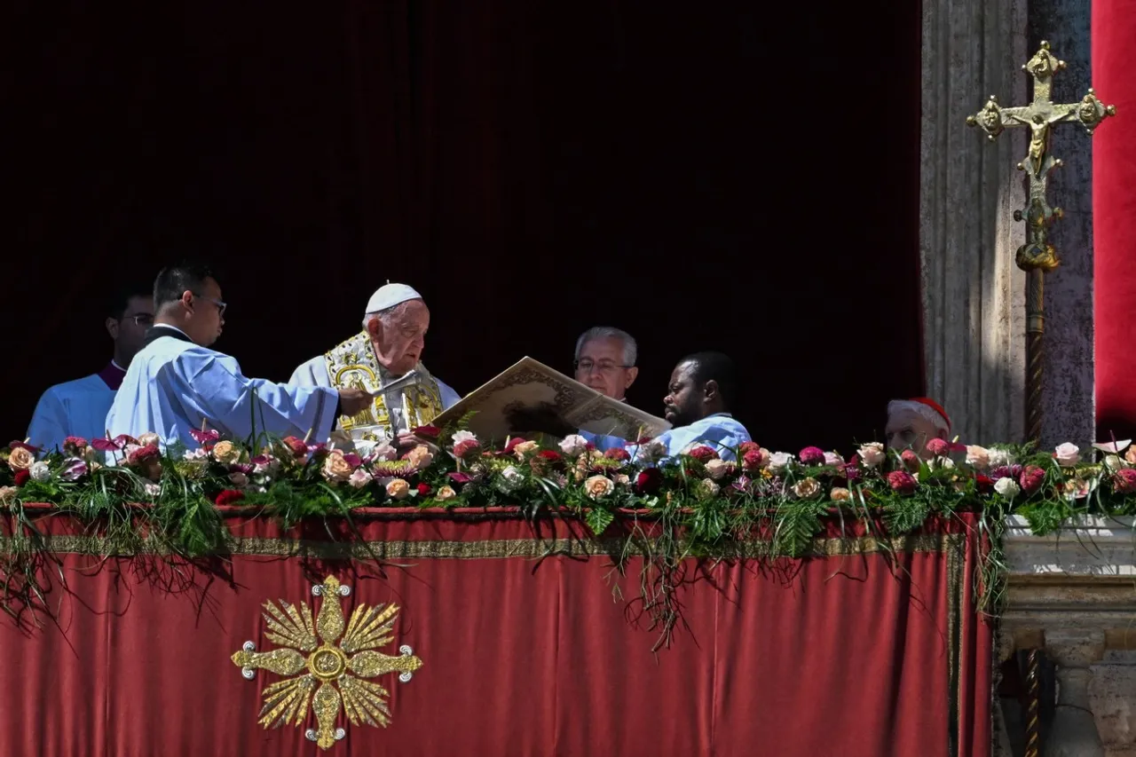 Papa Franjo - misa za Uskrs u Vatikanu (1).jpg