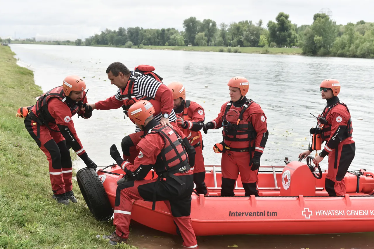 Crveni križ na Jarunu demonstrirao vježbu spašavanja