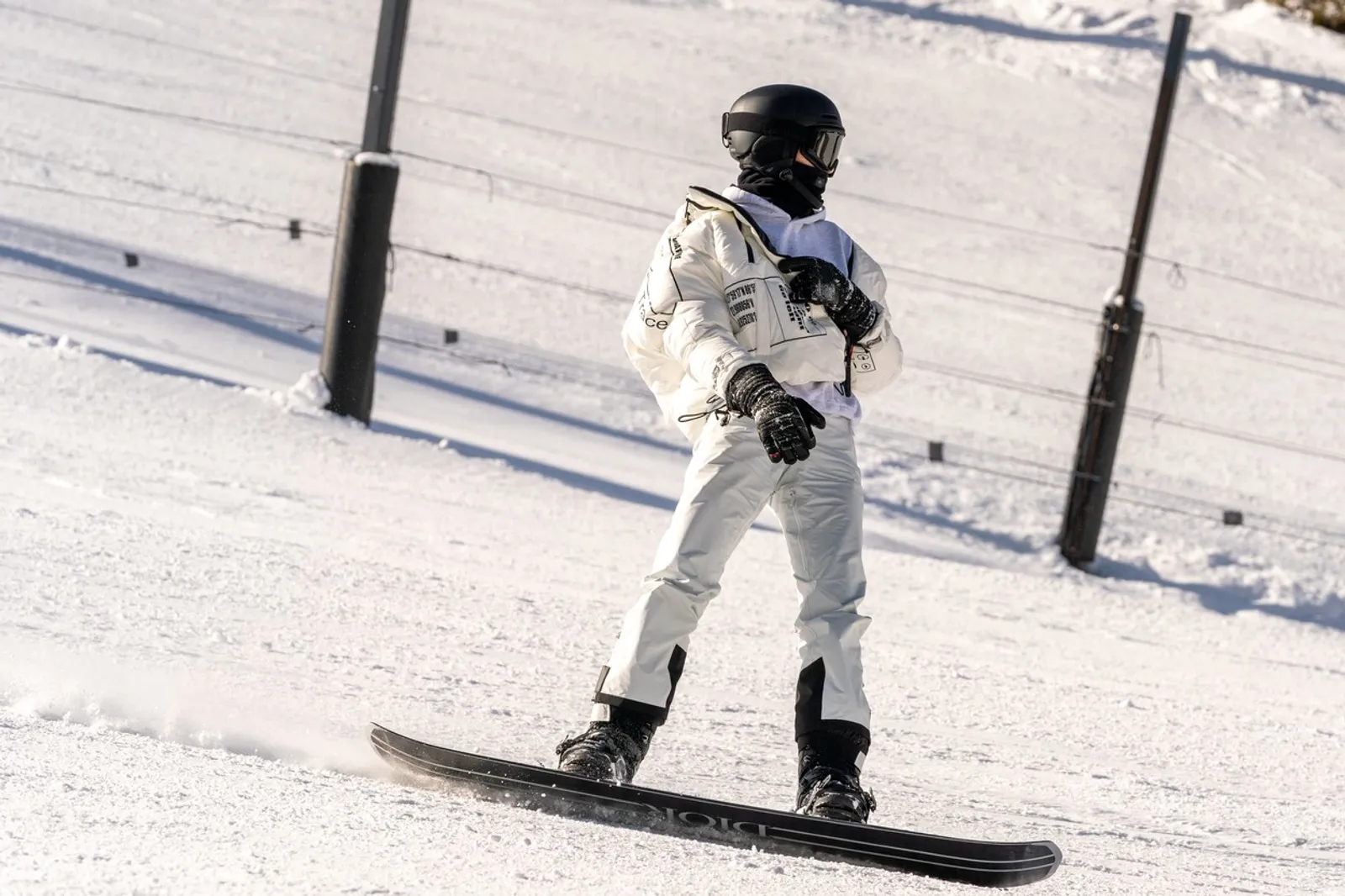 Supermodel Kendall Jenner obožava bordati, a za tu priliku ovog je puta odabrala cool skijaško odijelo i jednostavnu crnu kacigu.