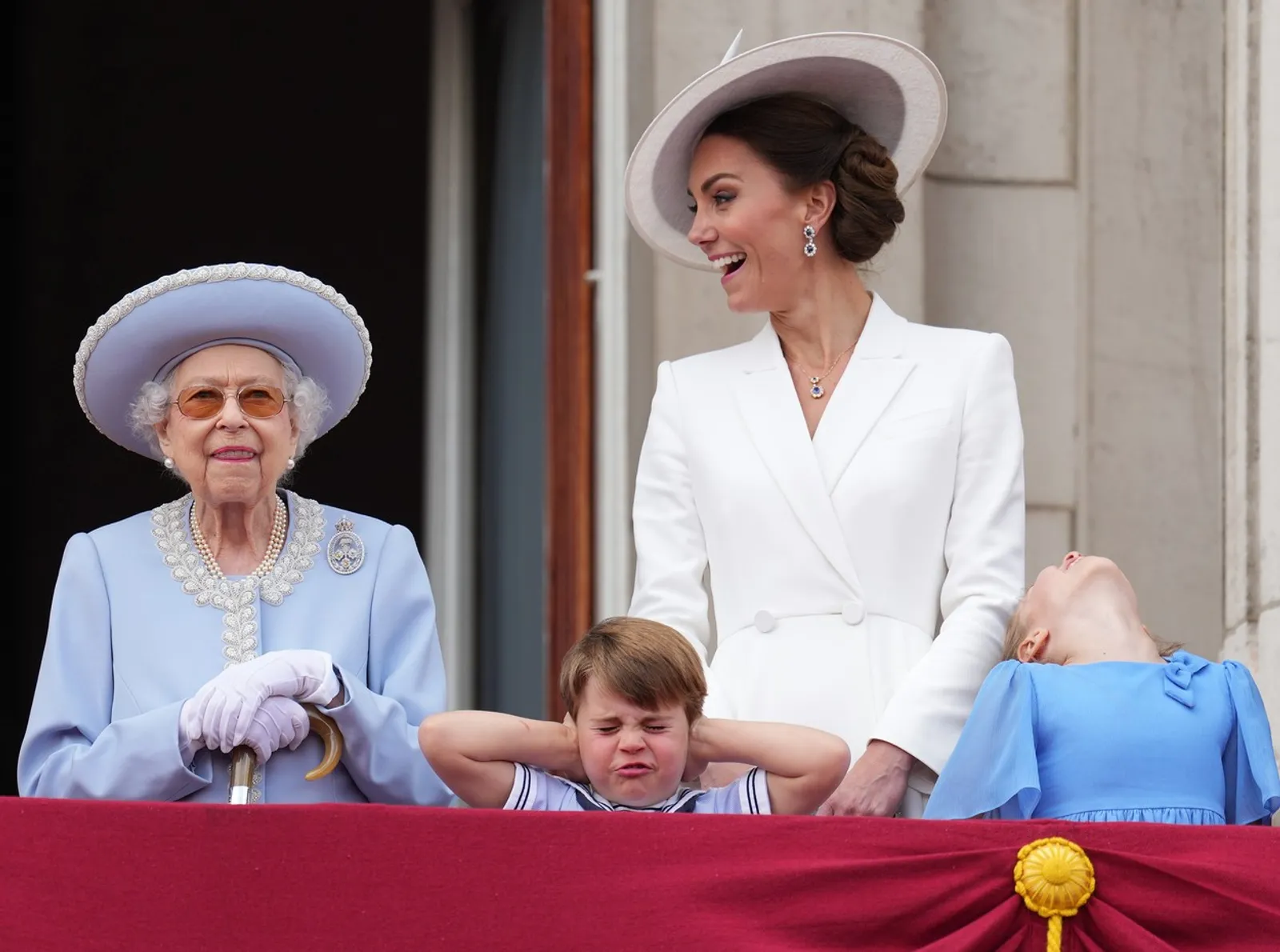 Kraljica Elizabeta II na proslavi s unucima i Kate Middleton