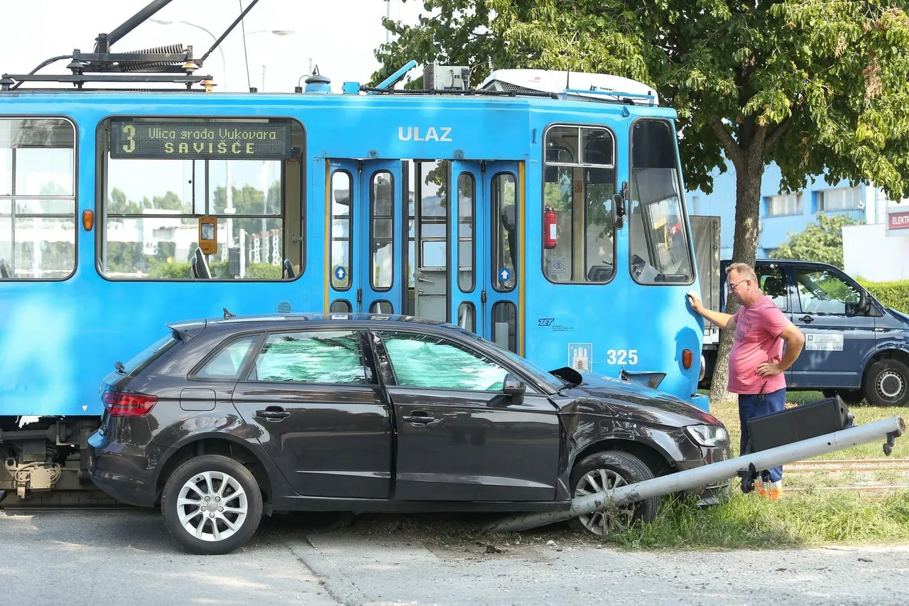 Teška nesreća u Zagrebu: Potpuno uništen automobil u sudaru s tramvajem na Žitnjaku