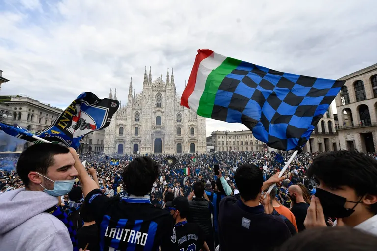 Milano, la festa scudetto dei tifosi dell'Inter da Piazza Duomo