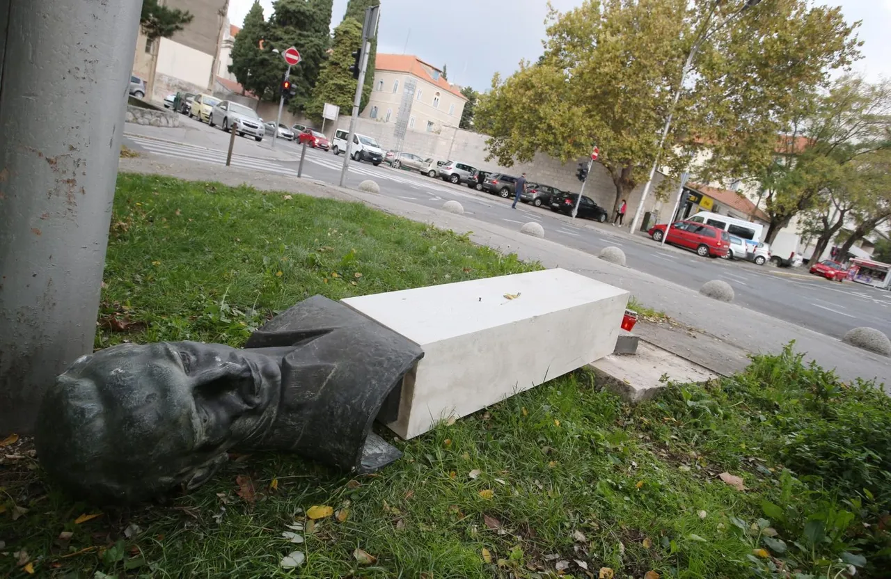 Split: Srušen spomenik Radi Končaru na Bačvicama