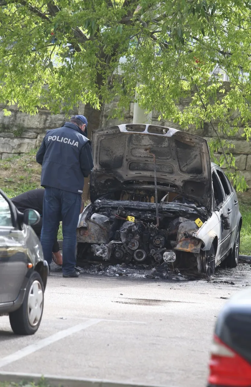 U Solinu potpuno izgorio BMW