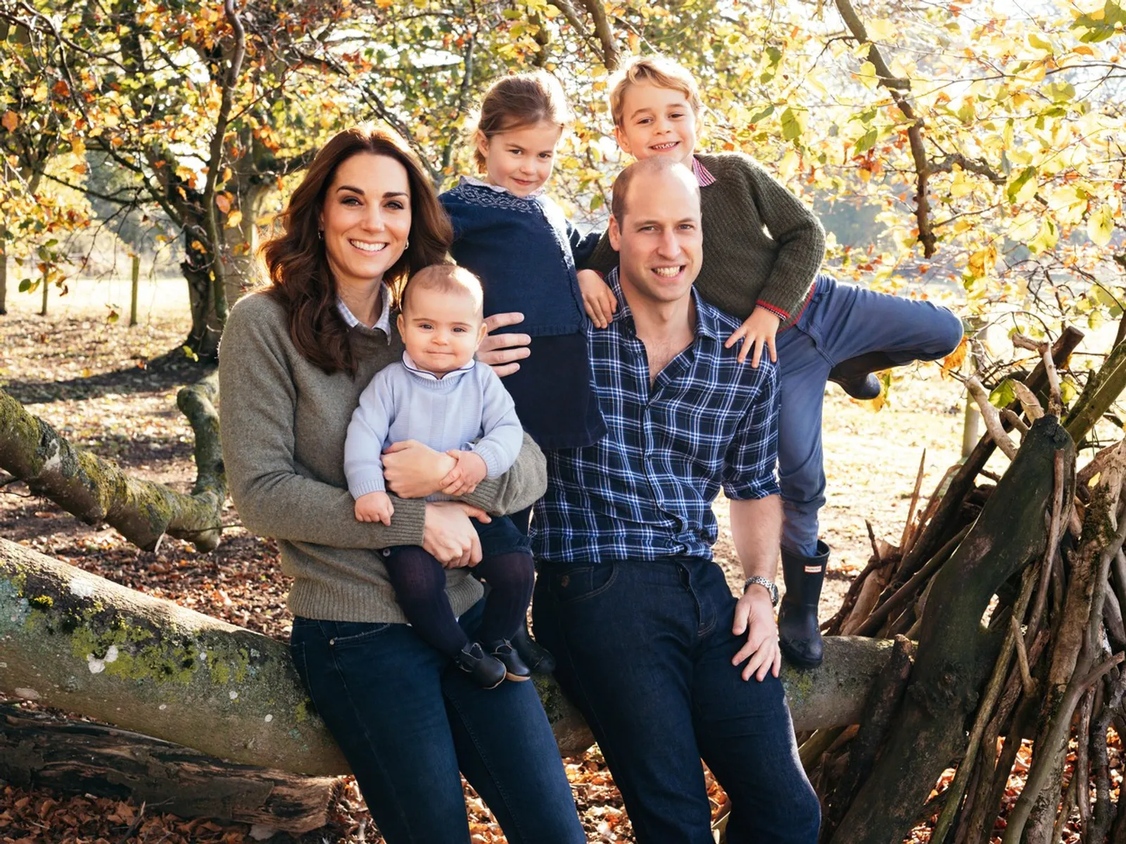 Obiteljska čestitka Kate Middleton i princa Williama sa svom njihovom djecom