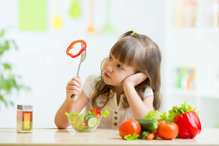 Roditeljski stav o hrani može jako puno utjecati na dijete. Istraživanje iz 2017. utvrdilo je izravnu vezu između "emocionalne klime za vrijeme obroka" i djetetove konzumacije zdrave hrane.