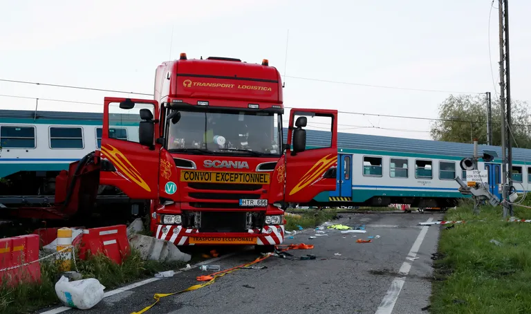 Stravična nesreća: vlak naletio na kamion koji se zaglavio na željezničkom prijelazu