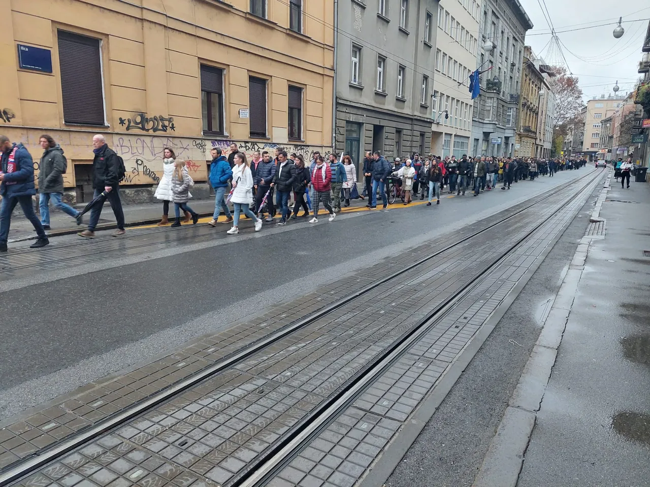 Okupljeni su se s Trga Francuske republike uputili prema Markovom trgu