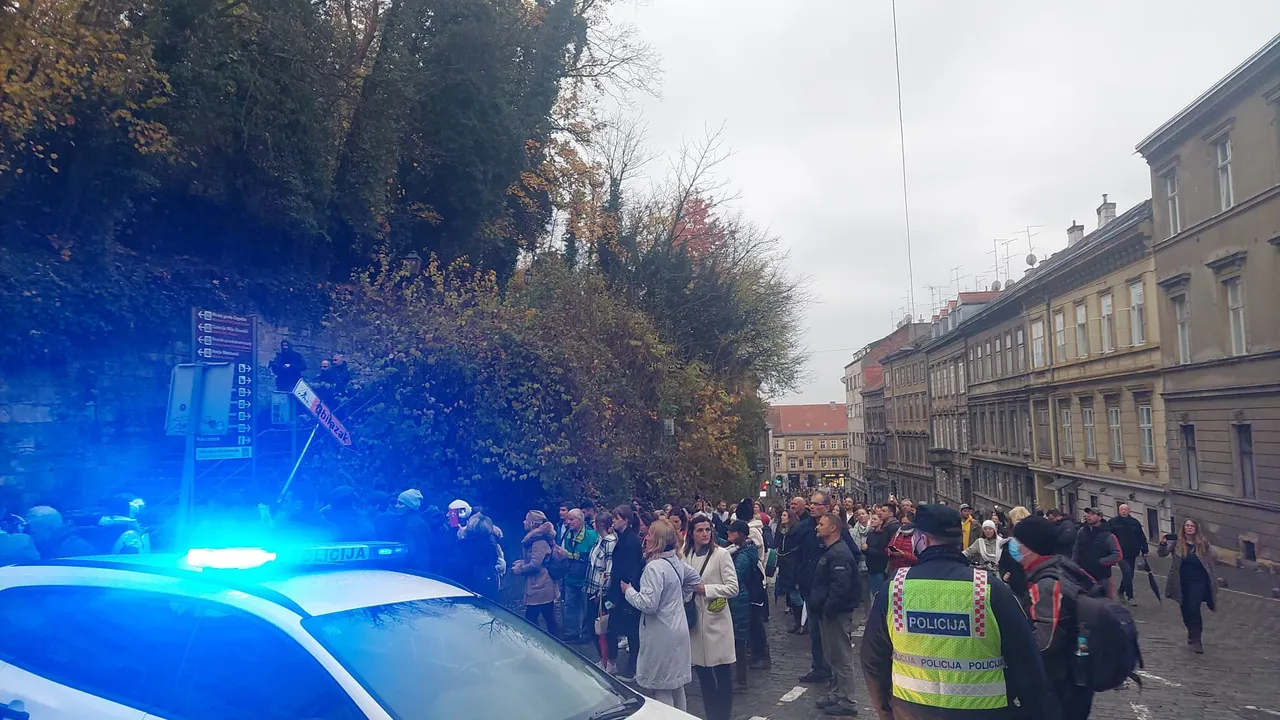 Okupljeni su se s Trga Francuske republike uputili prema Markovom trgu