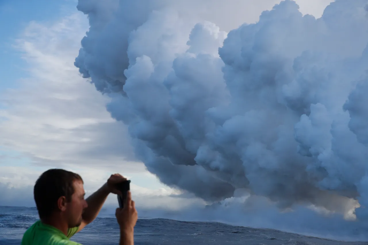 Oblak otrovnog dima nad Havajima: lava došla do obala Havaja i sudarila se s oceanom