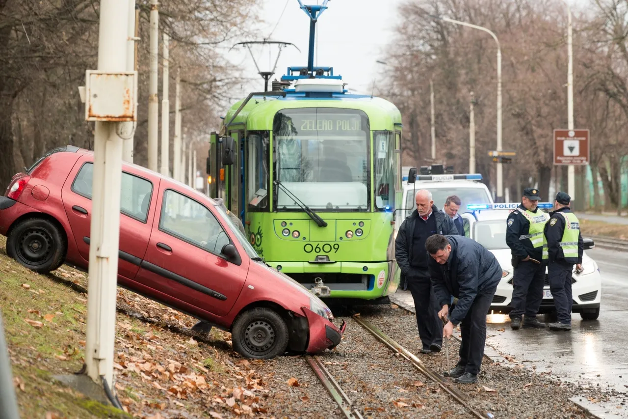 Neobična blokada prometa u Osijeku: Automobil 'zalutao' niz padinu i blokirao tramvajski promet
