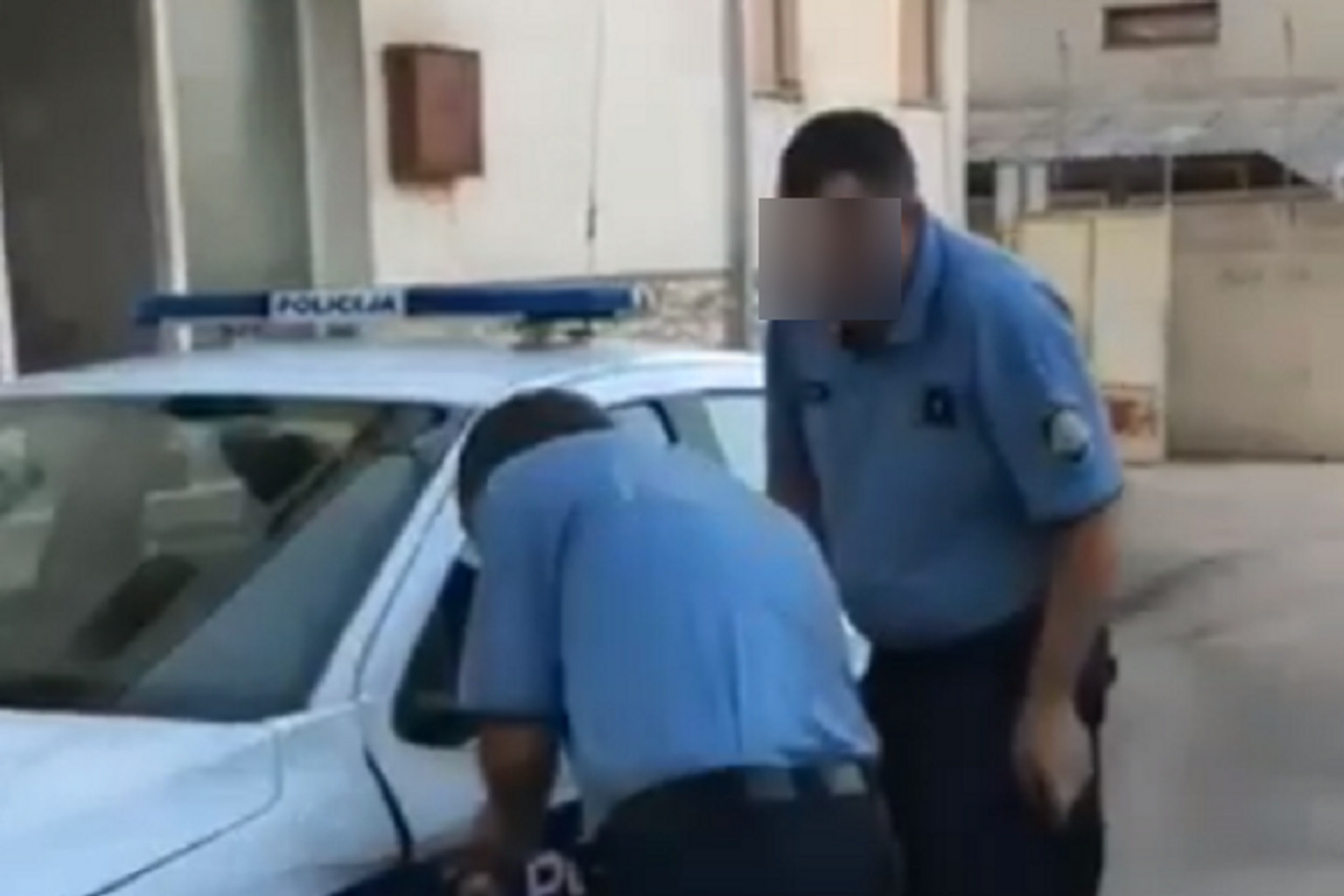 KAO IZ CRTIĆA: Hrvatski policajci popravljali auto pa završili na ...
