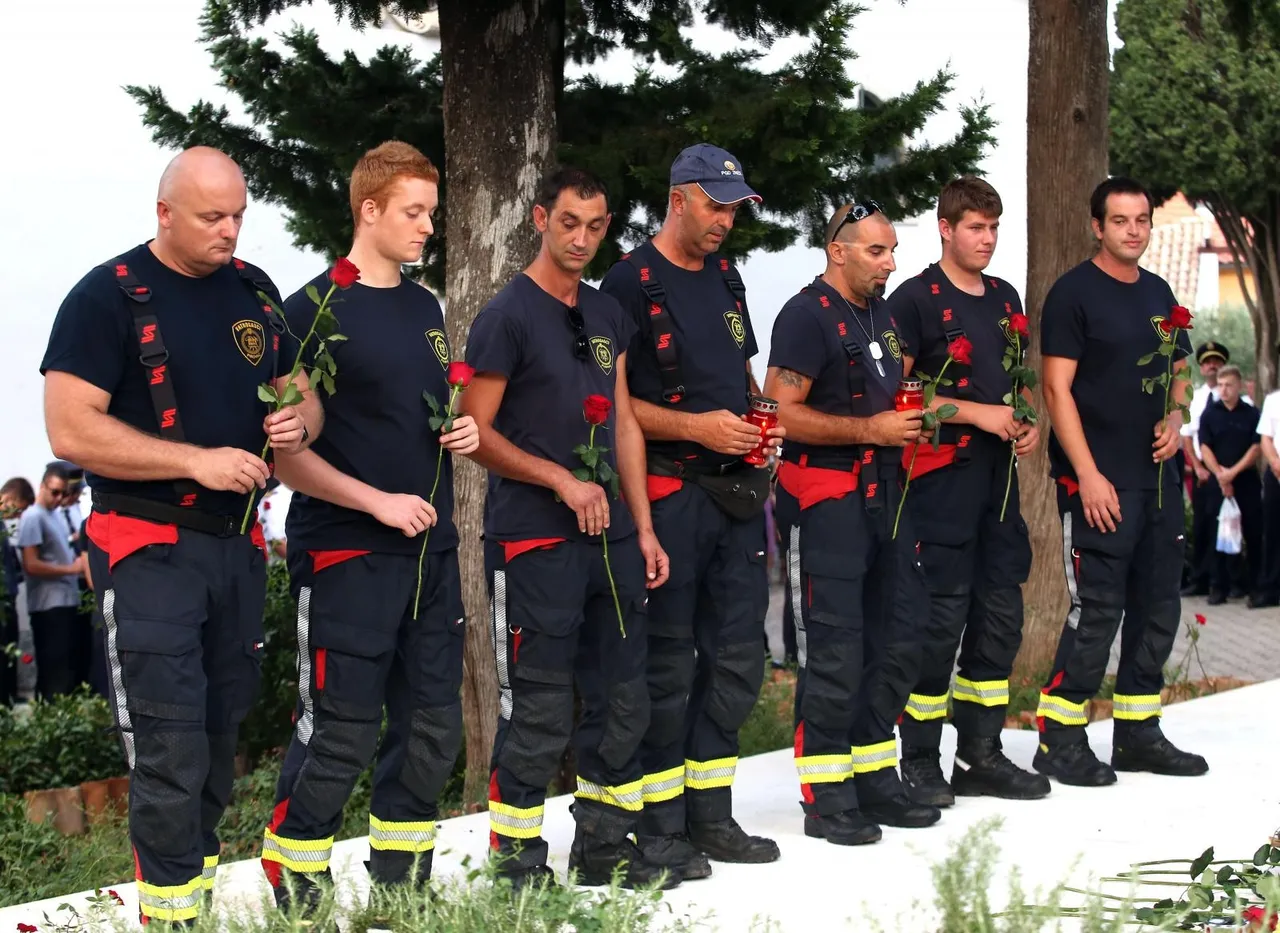 Polaganje vijenaca i mimohod sjećanja: Tisno se prisjetilo 12 vatrogasaca stradalih na Kornatima