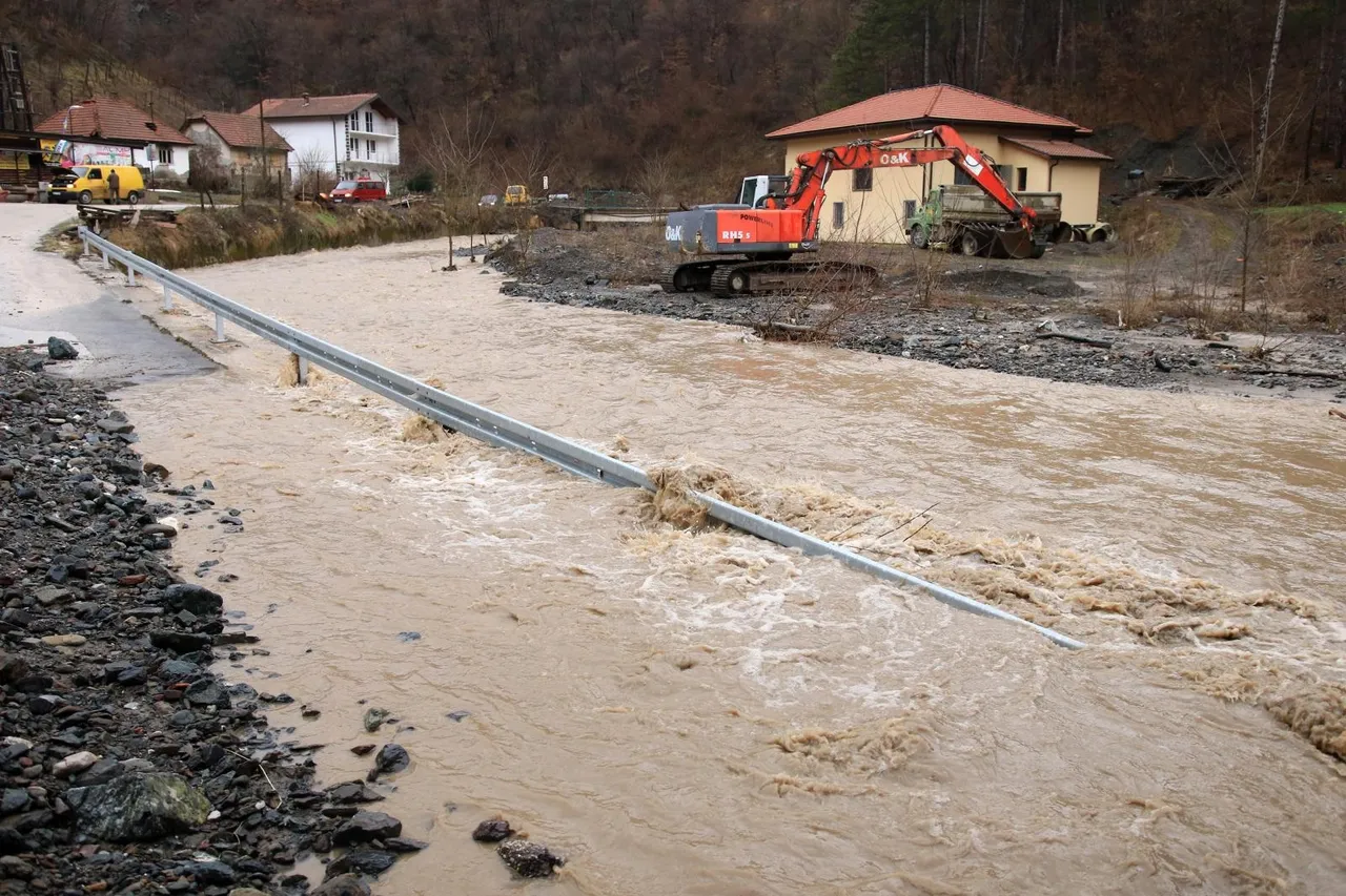 Slike kataklizme u BiH: Srušeni mostovi, odvaljene ceste i kuće u vodi