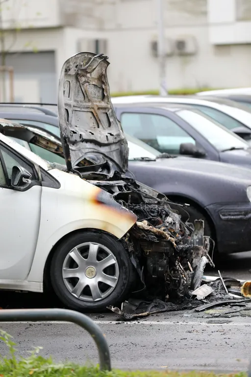 Automobil u Gajnicama se zapalio pa dva puta eksplodirao