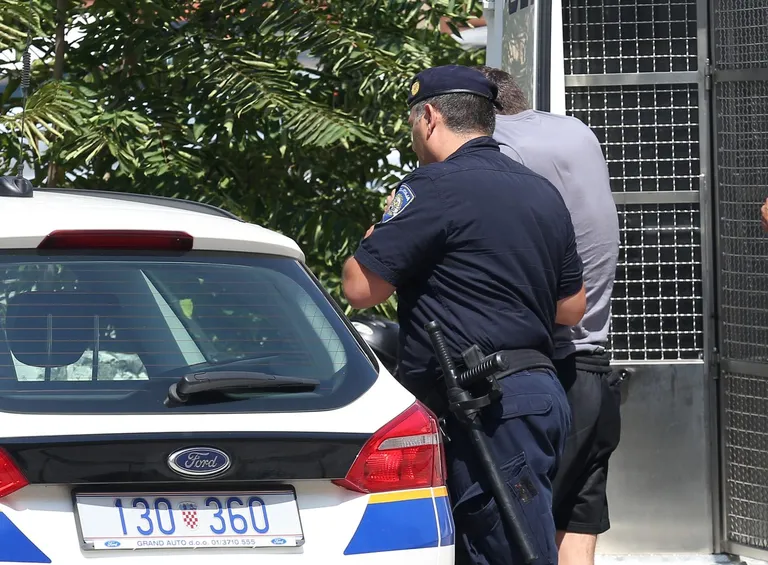 Privođenje osumnjičenih u policijsku postaju u Šibeniku