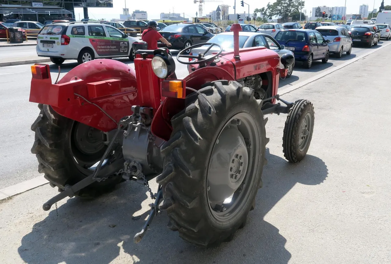 Odgovor na tenk ispred Marakane? U Vukovarskoj ulici u Splitu osvanuo crveni traktor