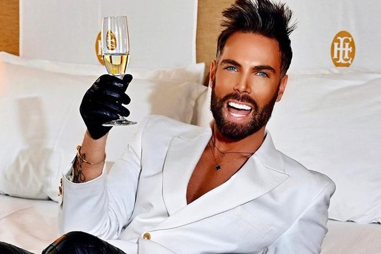 Marko Grubnić zauzeo pozu na krevetu, a od dečka za Valentinovo dobio ...